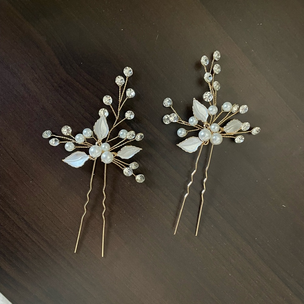NWOT Gold and White Leaf Hair Pins